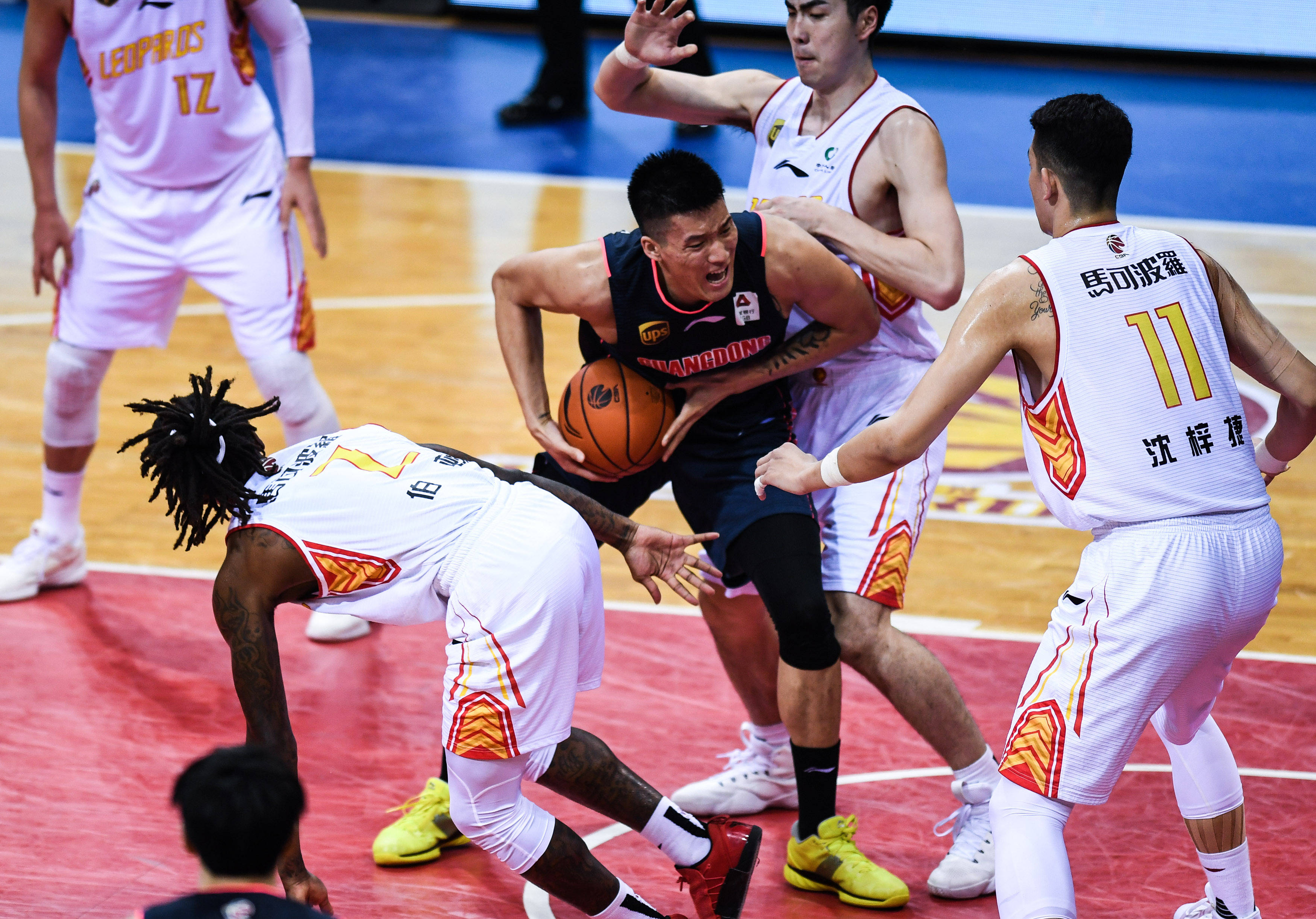 塞尔维亚男篮鏖战黄蜂，汉密尔顿制霸全场