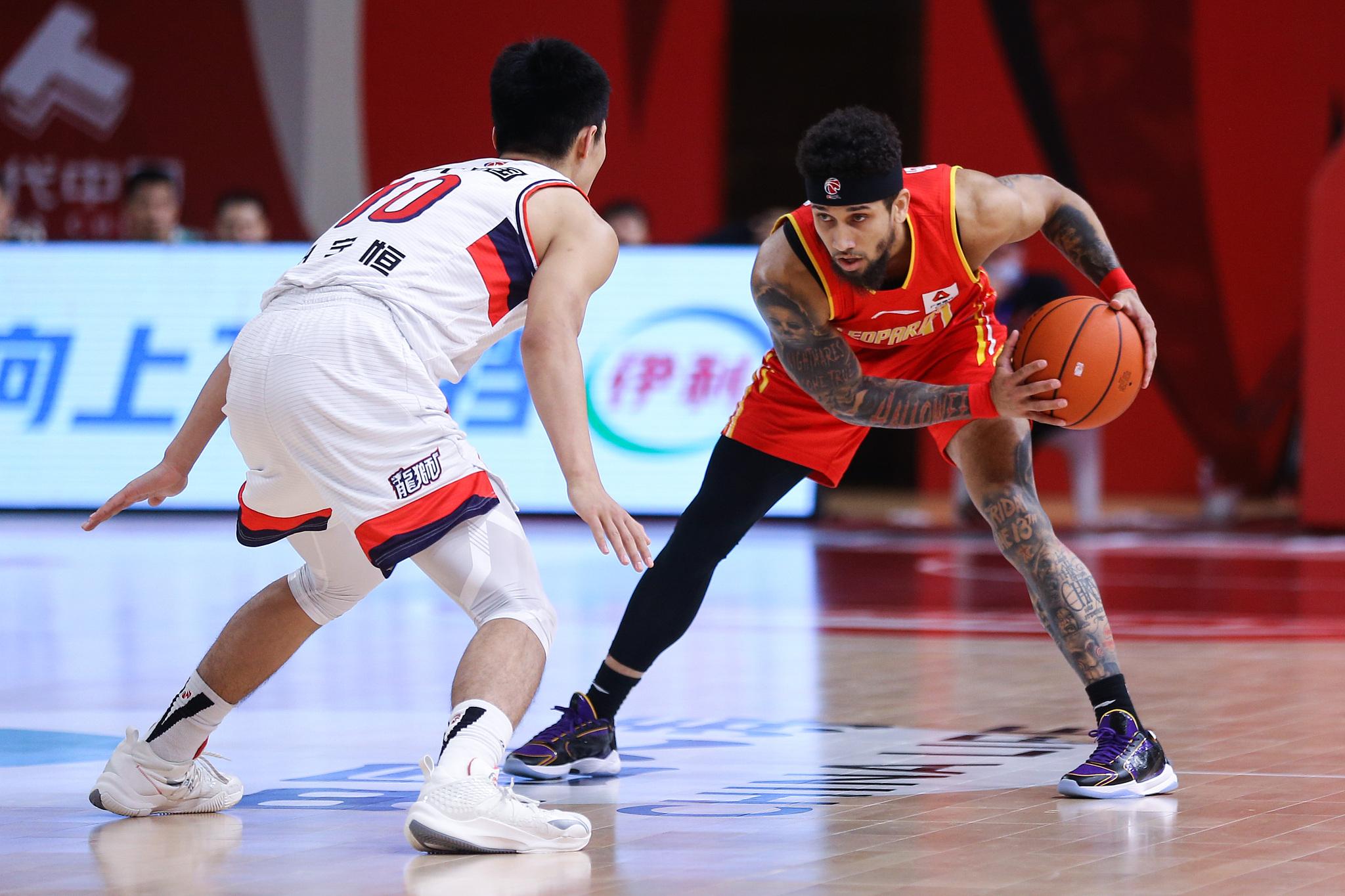 深圳队碾压广东队，布克统治全场