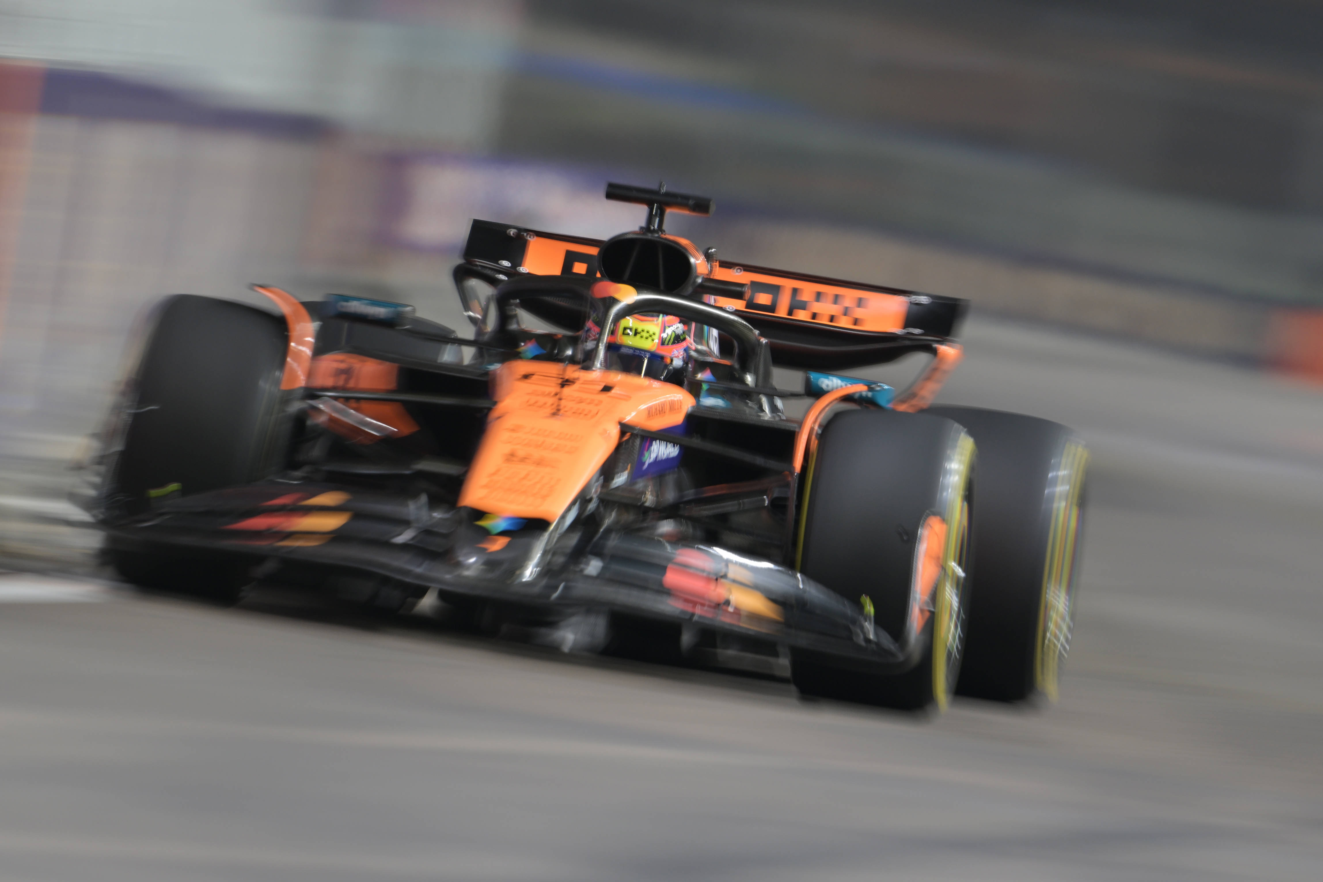 红牛二队轻取红牛车队，阿隆索点燃赛场