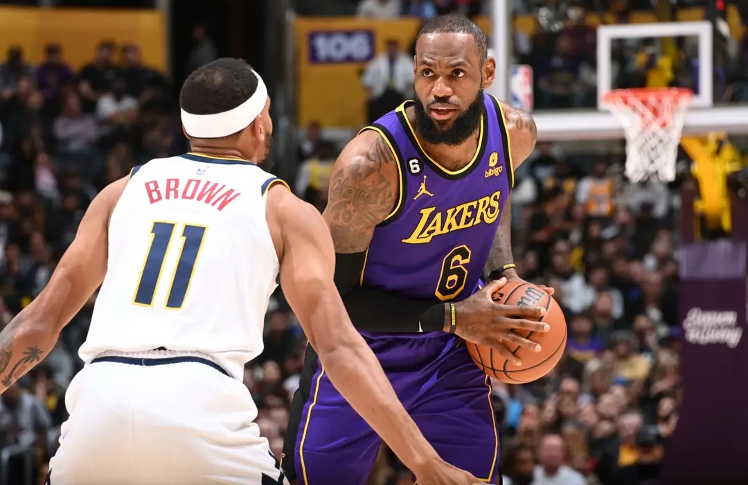 掘金碾压广州队，詹姆斯关键制胜