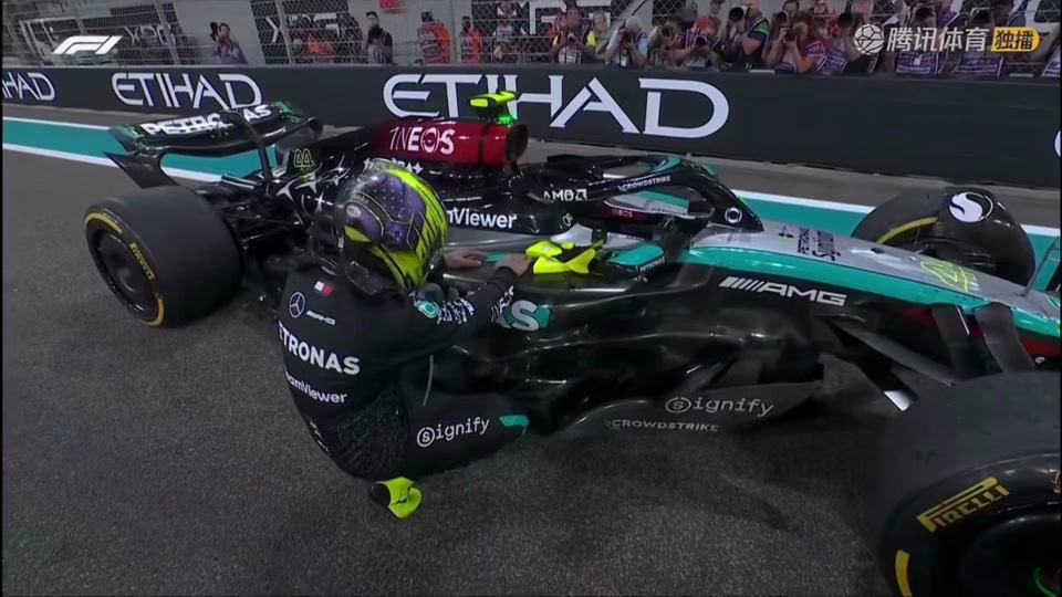 法拉利完胜阿斯顿马丁，汉密尔顿带队取胜