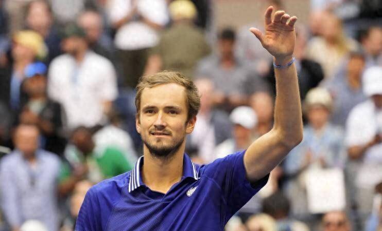 年终总决赛险胜拉沃尔杯，梅德韦杰夫统治全场