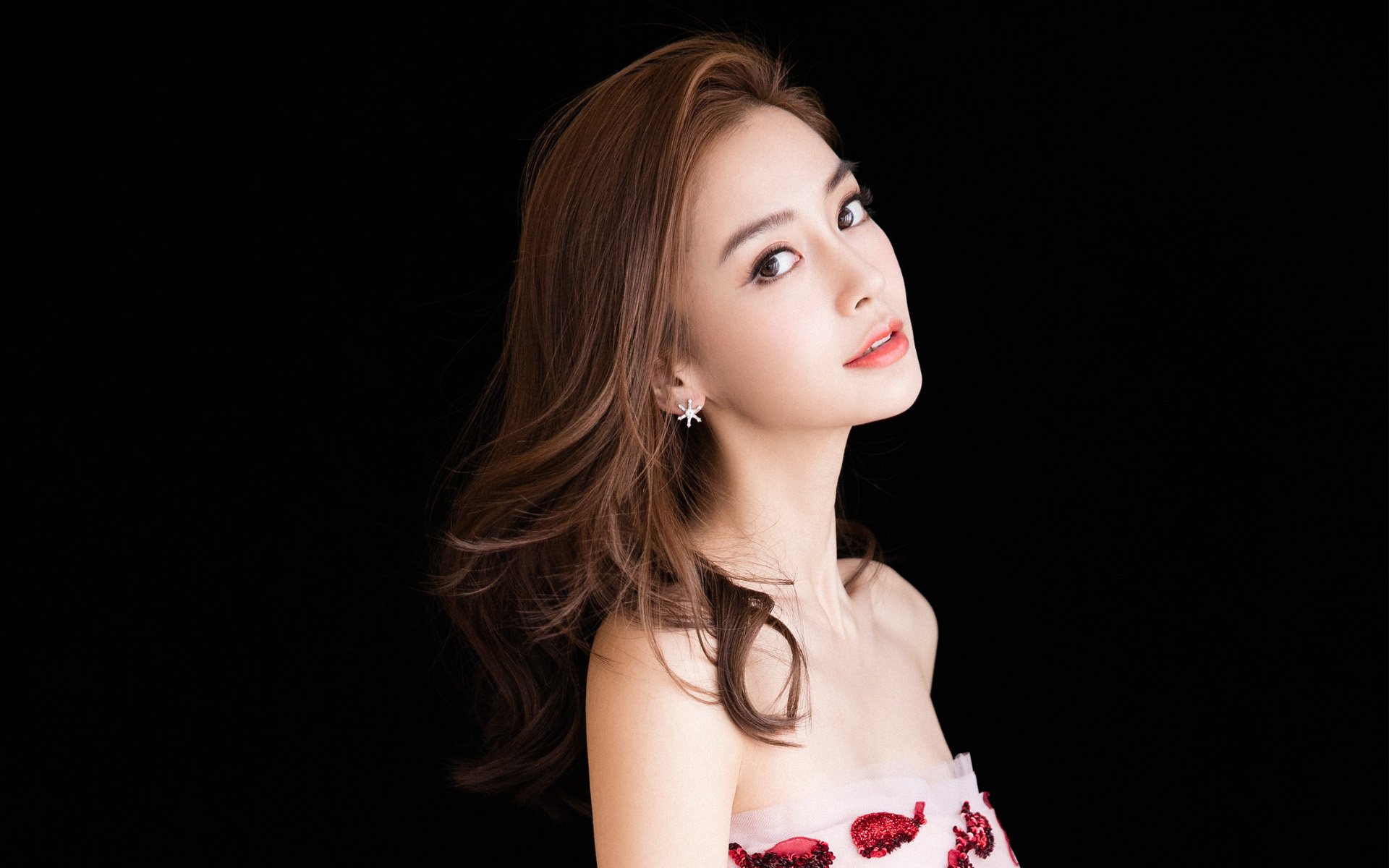 跨越太平洋的篮球火，文班亚马在虚拟巅峰战证明大场面基因