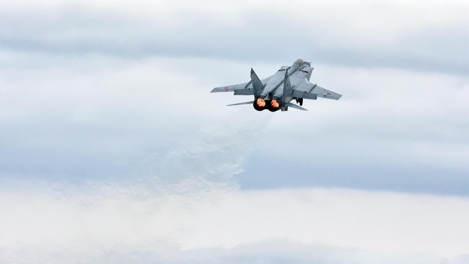 跨界集结,米切尔独闯龙潭,新疆队长矛破盾湖人